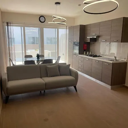 Wonderful Three Bedroom شقة *